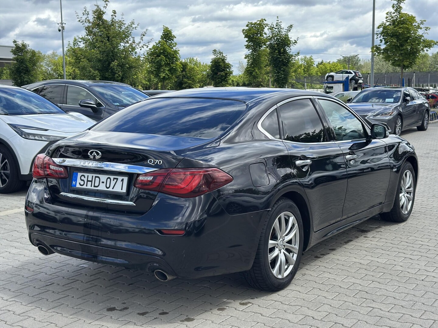 Infiniti Q70