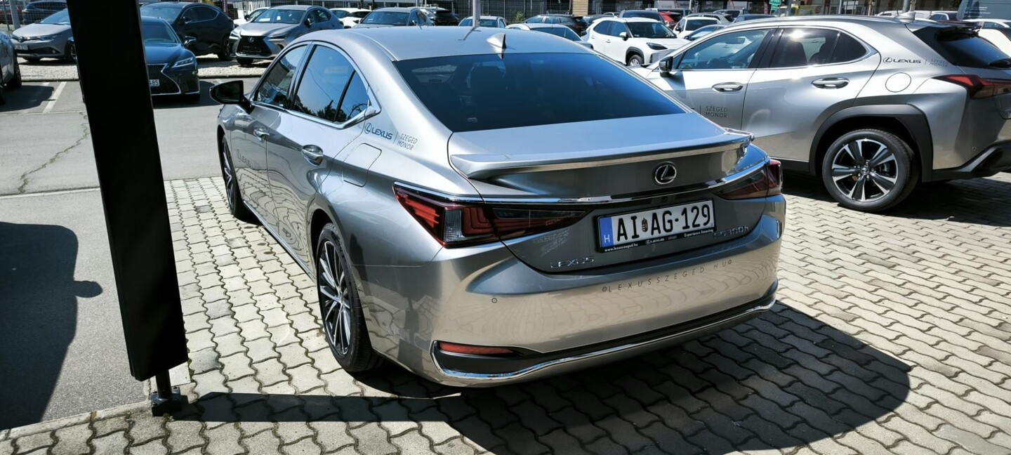 Lexus ES