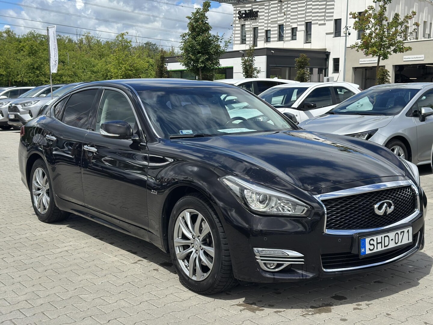 Infiniti Q70