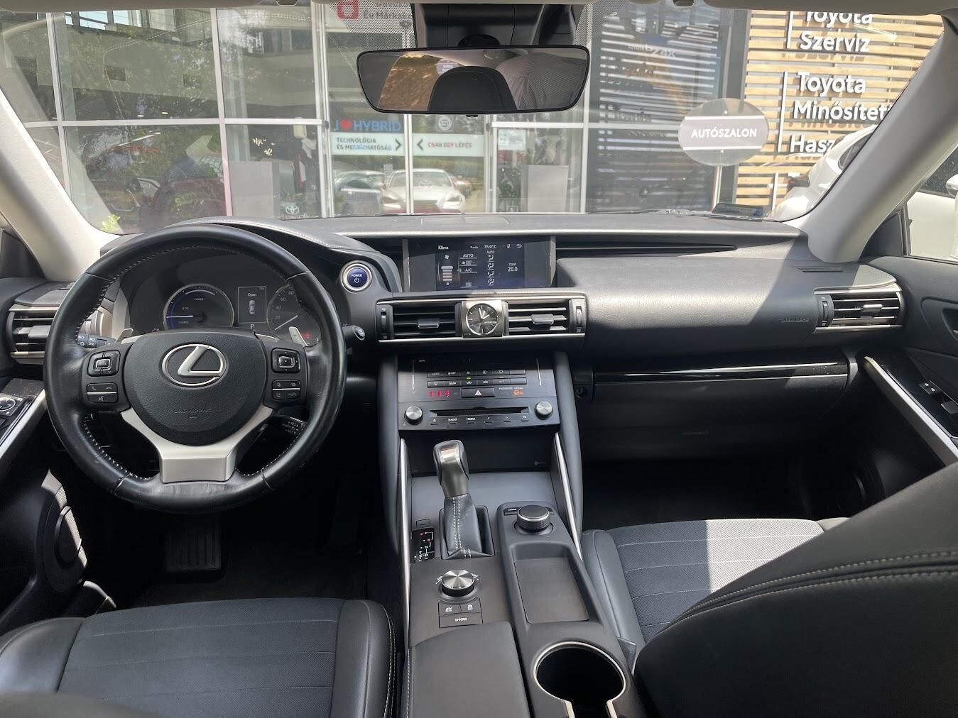 Lexus IS