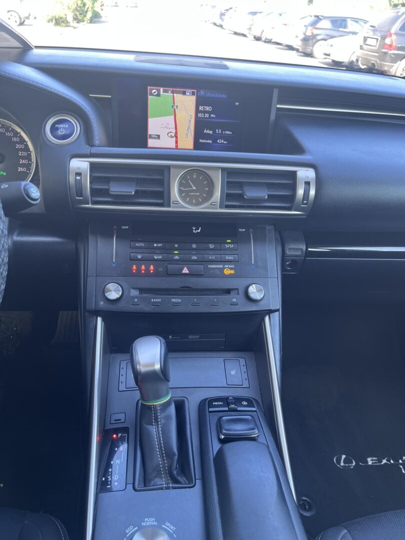 Lexus IS