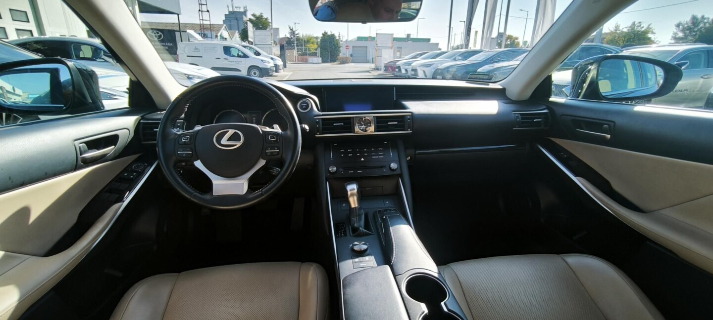 Lexus IS